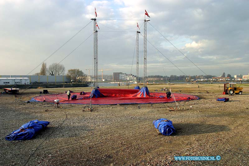 04120314.jpg - FOTOOPDRACHT:Dordrecht:03-12-2004: Het in aanbouw zijn de Winter circus royal op het evenemententerrein aan de Maasstraat (Stadswerven). op bouw tent met kas wagen en reclame verlichtingDeze digitale foto blijft eigendom van FOTOPERSBURO BUSINK. Wij hanteren de voorwaarden van het N.V.F. en N.V.J. Gebruik van deze foto impliceert dat u bekend bent  en akkoord gaat met deze voorwaarden bij publicatie.EB/ETIENNE BUSINK