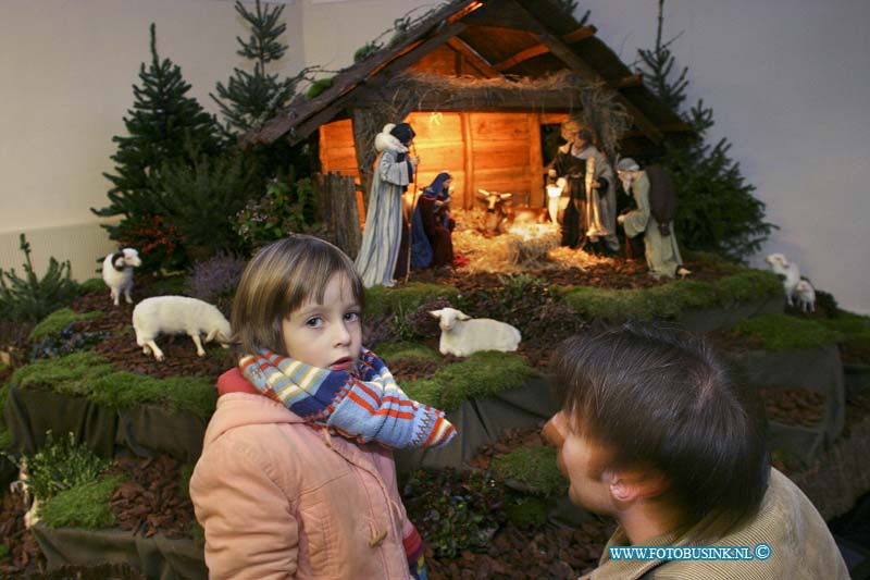 04121106.jpg - FOTOOPDRACHT:Dordrecht:11-12-2004:De Wilhelminakerk aan de Blekersdijk heeft weer de traditionele Kerststal Deze digitale foto blijft eigendom van FOTOPERSBURO BUSINK. Wij hanteren de voorwaarden van het N.V.F. en N.V.J. Gebruik van deze foto impliceert dat u bekend bent  en akkoord gaat met deze voorwaarden bij publicatie.EB/ETIENNE BUSINK