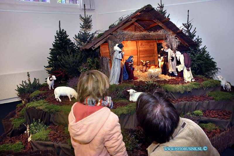 04121107.jpg - FOTOOPDRACHT:Dordrecht:11-12-2004:De Wilhelminakerk aan de Blekersdijk heeft weer de traditionele Kerststal Deze digitale foto blijft eigendom van FOTOPERSBURO BUSINK. Wij hanteren de voorwaarden van het N.V.F. en N.V.J. Gebruik van deze foto impliceert dat u bekend bent  en akkoord gaat met deze voorwaarden bij publicatie.EB/ETIENNE BUSINK