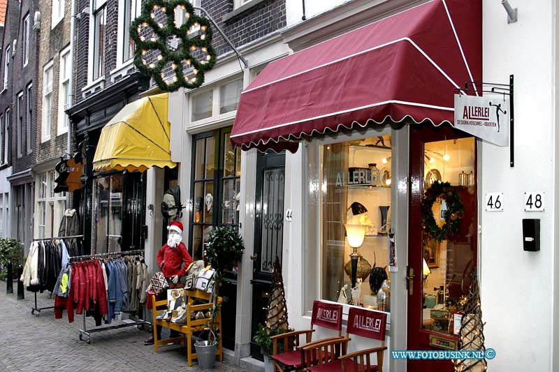 04121108.jpg - FOTOOPDRACHT:Dordrecht:11-12-2004:winkel allerlei vleeshouwerstraat 46 met kerstsfeerDeze digitale foto blijft eigendom van FOTOPERSBURO BUSINK. Wij hanteren de voorwaarden van het N.V.F. en N.V.J. Gebruik van deze foto impliceert dat u bekend bent  en akkoord gaat met deze voorwaarden bij publicatie.EB/ETIENNE BUSINK