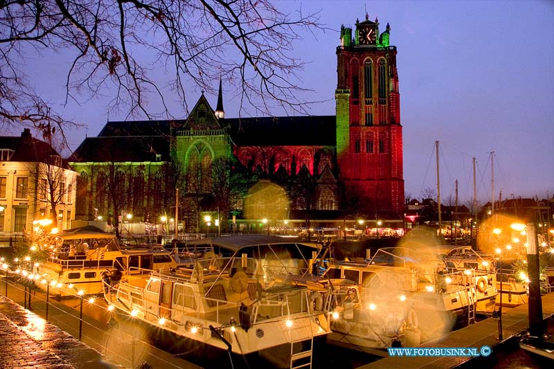 04121701.jpg - FOTOOPDRACHT:Dordrecht:17-12-2004:foto de haven het maartensgat en de grote kerk van Dordrecht in kerstsfeer.Dordrecht de start van de grootste kerst markt van Nederlandvele bezoekers torken met de regen toch al naar  de eerste avond de grote kerk van dordt en het stadhuis stonden in diverse kleuren oooi was er een lazerschow Deze digitale foto blijft eigendom van FOTOPERSBURO BUSINK. Wij hanteren de voorwaarden van het N.V.F. en N.V.J. Gebruik van deze foto impliceert dat u bekend bent  en akkoord gaat met deze voorwaarden bij publicatie.EB/ETIENNE BUSINK