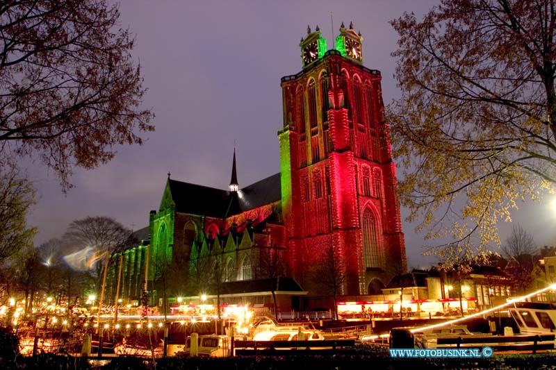 04121702.jpg - FOTOOPDRACHT:Dordrecht:17-12-2004:foto de haven het maartensgat en de grote kerk van Dordrecht in kerstsfeer.Dordrecht de start van de grootste kerst markt van Nederlandvele bezoekers torken met de regen toch al naar  de eerste avond de grote kerk van dordt en het stadhuis stonden in diverse kleuren oooi was er een lazerschow Deze digitale foto blijft eigendom van FOTOPERSBURO BUSINK. Wij hanteren de voorwaarden van het N.V.F. en N.V.J. Gebruik van deze foto impliceert dat u bekend bent  en akkoord gaat met deze voorwaarden bij publicatie.EB/ETIENNE BUSINK
