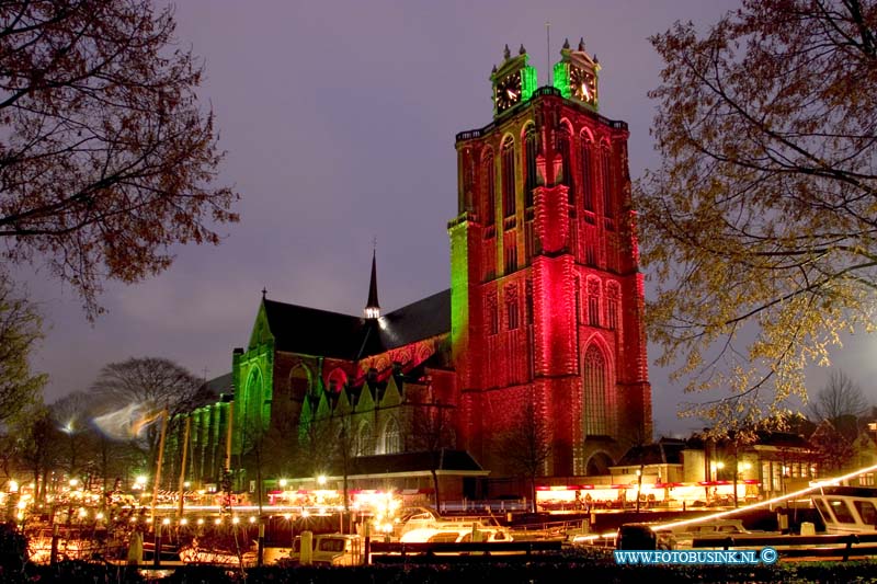04121703.jpg - FOTOOPDRACHT:Dordrecht:17-12-2004:foto de haven het maartensgat en de grote kerk van Dordrecht in kerstsfeer.Dordrecht de start van de grootste kerst markt van Nederlandvele bezoekers torken met de regen toch al naar  de eerste avond de grote kerk van dordt en het stadhuis stonden in diverse kleuren oooi was er een lazerschow Deze digitale foto blijft eigendom van FOTOPERSBURO BUSINK. Wij hanteren de voorwaarden van het N.V.F. en N.V.J. Gebruik van deze foto impliceert dat u bekend bent  en akkoord gaat met deze voorwaarden bij publicatie.EB/ETIENNE BUSINK