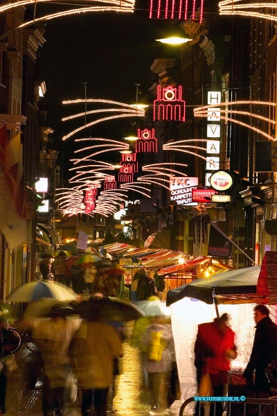 04121705.jpg - FOTOOPDRACHT:Dordrecht:17-12-2004:foto de voorstraat noord in kerst sfeer.Dordrecht de start van de grootste kerst markt van Nederlandvele bezoekers torken met de regen toch al naar  de eerste avond de grote kerk van dordt en het stadhuis stonden in diverse kleuren oooi was er een lazerschow Deze digitale foto blijft eigendom van FOTOPERSBURO BUSINK. Wij hanteren de voorwaarden van het N.V.F. en N.V.J. Gebruik van deze foto impliceert dat u bekend bent  en akkoord gaat met deze voorwaarden bij publicatie.EB/ETIENNE BUSINK