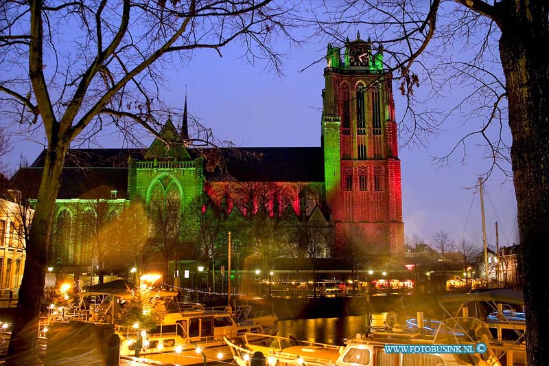 04121706.jpg - FOTOOPDRACHT:Dordrecht:17-12-2004:foto de haven het maartensgat en de grote kerk van Dordrecht in kerstsfeer.Dordrecht de start van de grootste kerst markt van Nederlandvele bezoekers torken met de regen toch al naar  de eerste avond de grote kerk van dordt en het stadhuis stonden in diverse kleuren oooi was er een lazerschow Deze digitale foto blijft eigendom van FOTOPERSBURO BUSINK. Wij hanteren de voorwaarden van het N.V.F. en N.V.J. Gebruik van deze foto impliceert dat u bekend bent  en akkoord gaat met deze voorwaarden bij publicatie.EB/ETIENNE BUSINK