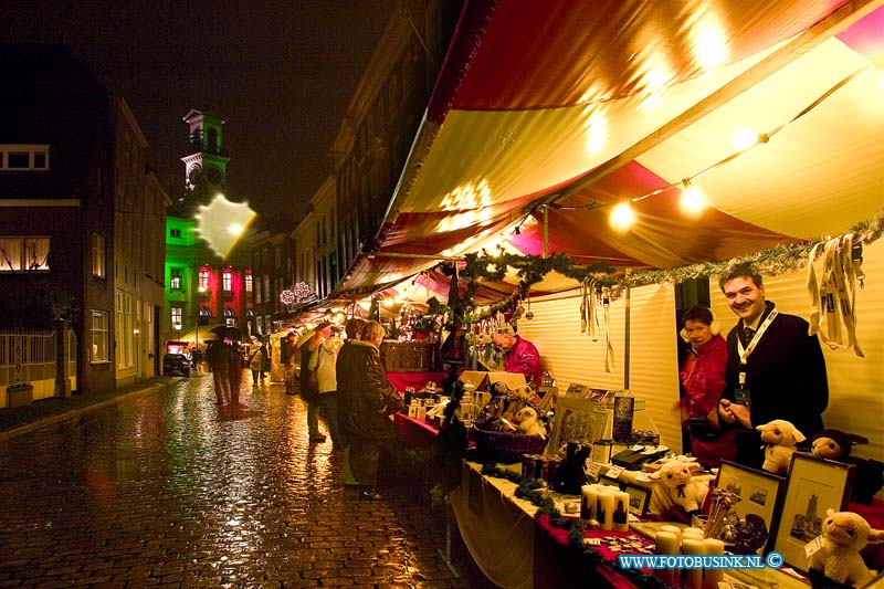 04121710.jpg - FOTOOPDRACHT:Dordrecht:17-12-2004:fotogrote kersbuurt Dordrecht in kerstsfeer op de kerstmarkt wedhouder Oever, F.J. van den .Dordrecht de start van de grootste kerst markt van Nederlandvele bezoekers torken met de regen toch al naar  de eerste avond de grote kerk van dordt en het stadhuis stonden in diverse kleuren oooi was er een lazerschow Deze digitale foto blijft eigendom van FOTOPERSBURO BUSINK. Wij hanteren de voorwaarden van het N.V.F. en N.V.J. Gebruik van deze foto impliceert dat u bekend bent  en akkoord gaat met deze voorwaarden bij publicatie.EB/ETIENNE BUSINK