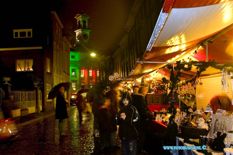 04121711.jpg - FOTOOPDRACHT:Dordrecht:17-12-2004:fotogrote kersbuurt Dordrecht in kerstsfeer op de kerstmarkt.Dordrecht de start van de grootste kerst markt van Nederlandvele bezoekers torken met de regen toch al naar  de eerste avond de grote kerk van dordt en het stadhuis stonden in diverse kleuren oooi was er een lazerschow Deze digitale foto blijft eigendom van FOTOPERSBURO BUSINK. Wij hanteren de voorwaarden van het N.V.F. en N.V.J. Gebruik van deze foto impliceert dat u bekend bent  en akkoord gaat met deze voorwaarden bij publicatie.EB/ETIENNE BUSINK