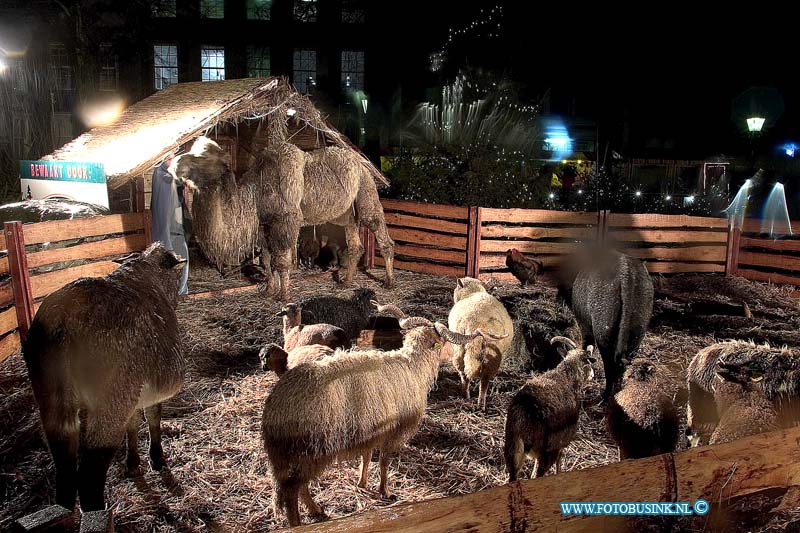 04121715.jpg - FOTOOPDRACHT:Dordrecht:17-12-2004:foto voor de grote kerk van Dordrecht kesrstal in kerstsfeer.Dordrecht de start van de grootste kerst markt van Nederlandvele bezoekers torken met de regen toch al naar  de eerste avond de grote kerk van dordt en het stadhuis stonden in diverse kleuren oooi was er een lazerschow Deze digitale foto blijft eigendom van FOTOPERSBURO BUSINK. Wij hanteren de voorwaarden van het N.V.F. en N.V.J. Gebruik van deze foto impliceert dat u bekend bent  en akkoord gaat met deze voorwaarden bij publicatie.EB/ETIENNE BUSINK