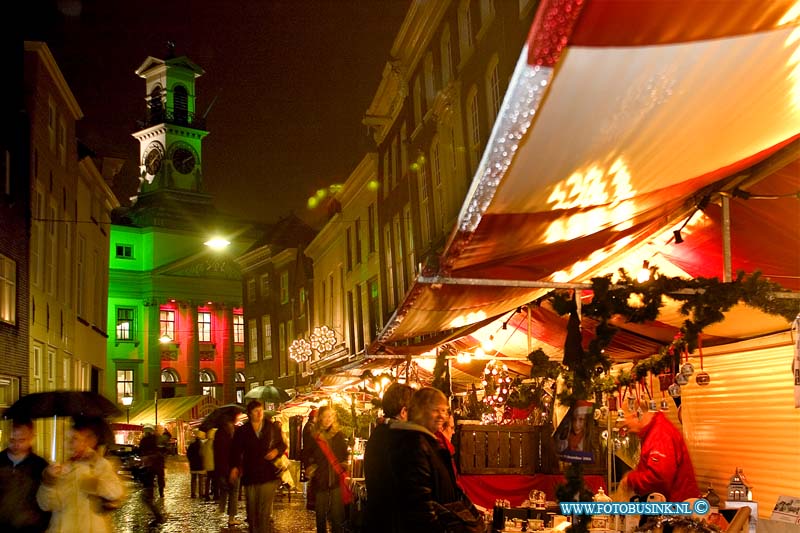 04121716.jpg - FOTOOPDRACHT:Dordrecht:17-12-2004:fotogrote kersbuurt Dordrecht in kerstsfeer op de kerstmarkt .Dordrecht de start van de grootste kerst markt van Nederlandvele bezoekers torken met de regen toch al naar  de eerste avond de grote kerk van dordt en het stadhuis stonden in diverse kleuren oooi was er een lazerschow Deze digitale foto blijft eigendom van FOTOPERSBURO BUSINK. Wij hanteren de voorwaarden van het N.V.F. en N.V.J. Gebruik van deze foto impliceert dat u bekend bent  en akkoord gaat met deze voorwaarden bij publicatie.EB/ETIENNE BUSINK
