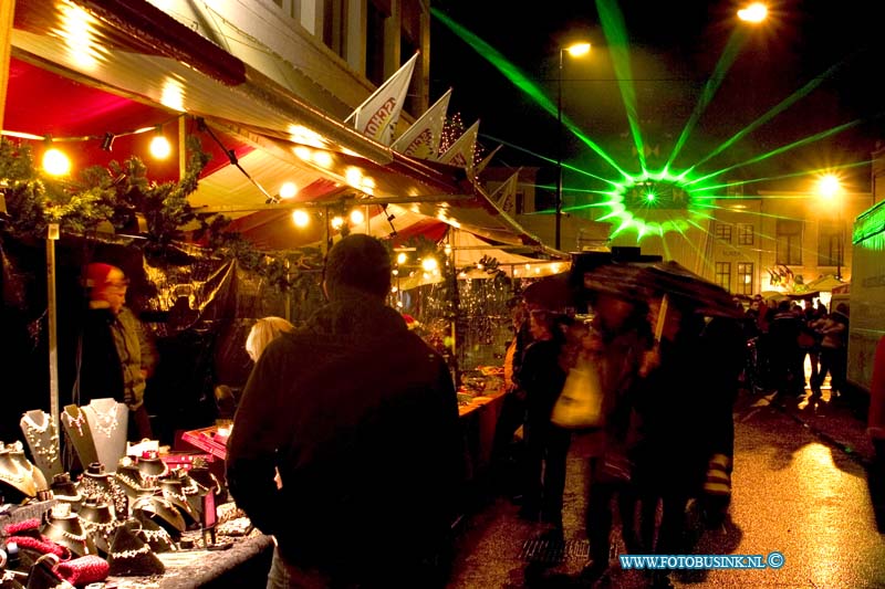 04121722.jpg - FOTOOPDRACHT:Dordrecht:17-12-2004:foto laserschow vistraatDordrecht de start van de grootste kerst markt van Nederlandvele bezoekers torken met de regen toch al naar  de eerste avond de grote kerk van dordt en het stadhuis stonden in diverse kleuren oooi was er een lazerschow Deze digitale foto blijft eigendom van FOTOPERSBURO BUSINK. Wij hanteren de voorwaarden van het N.V.F. en N.V.J. Gebruik van deze foto impliceert dat u bekend bent  en akkoord gaat met deze voorwaarden bij publicatie.EB/ETIENNE BUSINK
