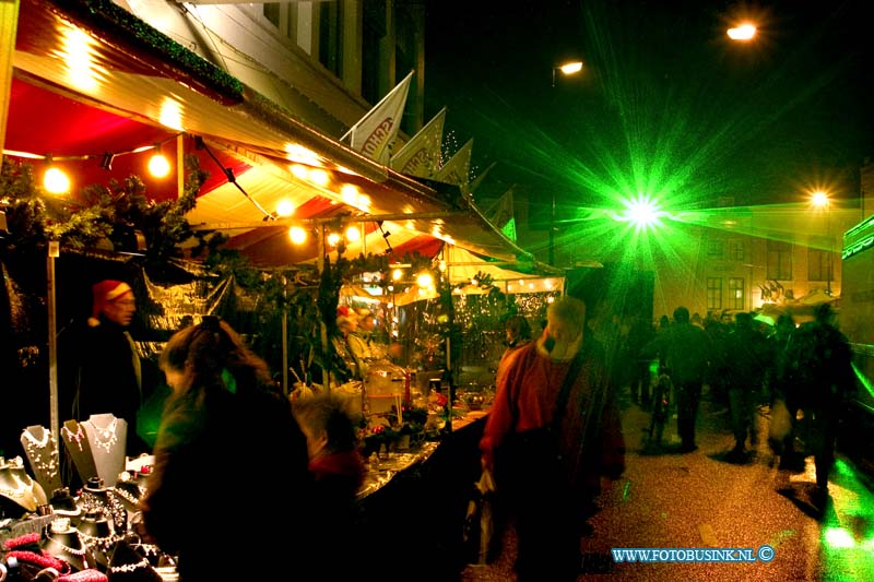04121723.jpg - FOTOOPDRACHT:Dordrecht:17-12-2004:foto laserschow vistraatDordrecht de start van de grootste kerst markt van Nederlandvele bezoekers torken met de regen toch al naar  de eerste avond de grote kerk van dordt en het stadhuis stonden in diverse kleuren oooi was er een lazerschow Deze digitale foto blijft eigendom van FOTOPERSBURO BUSINK. Wij hanteren de voorwaarden van het N.V.F. en N.V.J. Gebruik van deze foto impliceert dat u bekend bent  en akkoord gaat met deze voorwaarden bij publicatie.EB/ETIENNE BUSINK