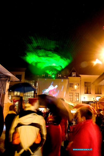 04121724.jpg - FOTOOPDRACHT:Dordrecht:17-12-2004:foto lasershow vistraat Dordrecht de start van de grootste kerst markt van Nederlandvele bezoekers torken met de regen toch al naar  de eerste avond de grote kerk van dordt en het stadhuis stonden in diverse kleuren oooi was er een lazerschow Deze digitale foto blijft eigendom van FOTOPERSBURO BUSINK. Wij hanteren de voorwaarden van het N.V.F. en N.V.J. Gebruik van deze foto impliceert dat u bekend bent  en akkoord gaat met deze voorwaarden bij publicatie.EB/ETIENNE BUSINK