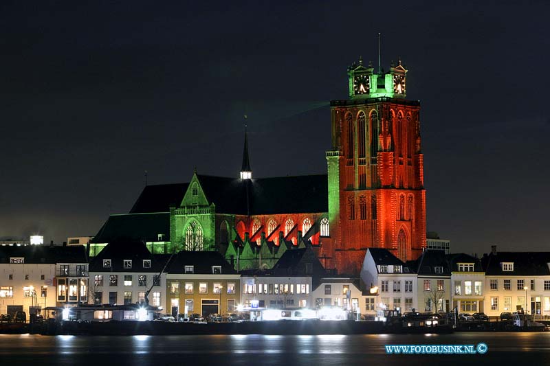 04121801.jpg - FOTOOPDRACHT:Dordrecht;18-12-2004:tijdens dit weekend werd het aanzicht van Dordrecht door de grote kerk met kleuren te voor zien foto: gezien van af het veerplein te ZwijndrechtDeze digitale foto blijft eigendom van FOTOPERSBURO BUSINK. Wij hanteren de voorwaarden van het N.V.F. en N.V.J. Gebruik van deze foto impliceert dat u bekend bent  en akkoord gaat met deze voorwaarden bij publicatie.EB/ETIENNE BUSINK