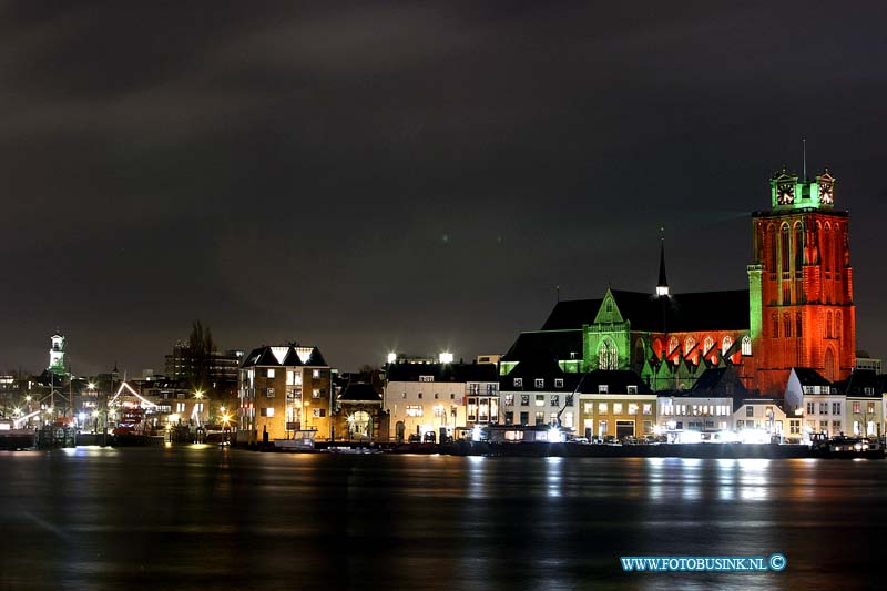 04121802.jpg - FOTOOPDRACHT:Dordrecht;18-12-2004:tijdens dit weekend werd het aanzicht van Dordrecht door de grote kerk met kleuren te voor zien foto: gezien van af het veerplein te ZwijndrechtDeze digitale foto blijft eigendom van FOTOPERSBURO BUSINK. Wij hanteren de voorwaarden van het N.V.F. en N.V.J. Gebruik van deze foto impliceert dat u bekend bent  en akkoord gaat met deze voorwaarden bij publicatie.EB/ETIENNE BUSINK