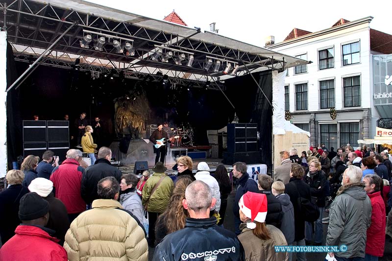 04121815.jpg - FOTOOPDRACHT:Dordrecht:18-12-2004:de grootste kerstmarkt van nederland werd gehouden in Dordrecht vele duizende mensen kwamen een kijk je nemen de afgelopen 3 dagen en hun kerst inkopen te doen. foto het poduim aan de visstraatDeze digitale foto blijft eigendom van FOTOPERSBURO BUSINK. Wij hanteren de voorwaarden van het N.V.F. en N.V.J. Gebruik van deze foto impliceert dat u bekend bent  en akkoord gaat met deze voorwaarden bij publicatie.EB/ETIENNE BUSINK