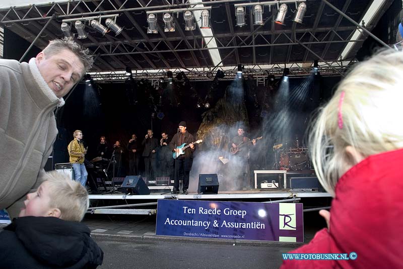 04121819.jpg - FOTOOPDRACHT:Dordrecht:18-12-2004:de grootste kerstmarkt van nederland werd gehouden in Dordrecht vele duizende mensen kwamen een kijk je nemen de afgelopen 3 dagen en hun kerst inkopen te doen. foto poduim viststraatDeze digitale foto blijft eigendom van FOTOPERSBURO BUSINK. Wij hanteren de voorwaarden van het N.V.F. en N.V.J. Gebruik van deze foto impliceert dat u bekend bent  en akkoord gaat met deze voorwaarden bij publicatie.EB/ETIENNE BUSINK