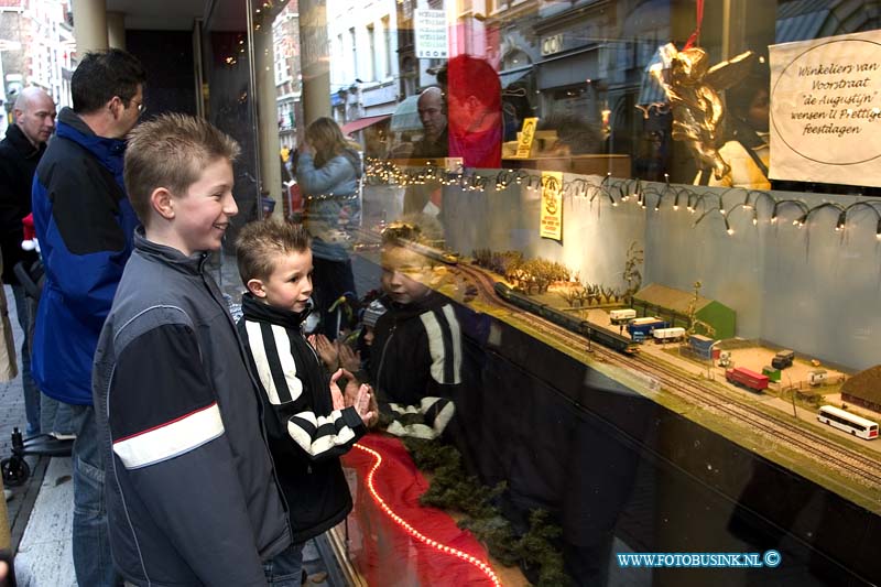 04121821.jpg - FOTOOPDRACHT:Dordrecht:18-12-2004:de grootste kerstmarkt van nederland werd gehouden in Dordrecht vele duizende mensen kwamen een kijk je nemen de afgelopen 3 dagen en hun kerst inkopen te doen. foto Op de Voorstraat heeft de winkeliersvereniging De Augustijn/Voorstraat het lege pand (waar voorheen Monti Meubel inzat, tegenover de Bengel) helemaal versierdDeze digitale foto blijft eigendom van FOTOPERSBURO BUSINK. Wij hanteren de voorwaarden van het N.V.F. en N.V.J. Gebruik van deze foto impliceert dat u bekend bent  en akkoord gaat met deze voorwaarden bij publicatie.EB/ETIENNE BUSINK