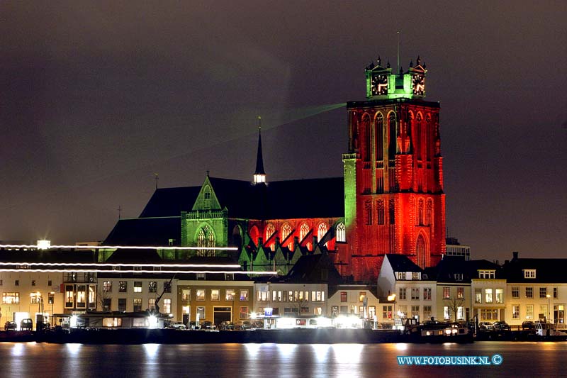 04121822.jpg - FOTOOPDRACHT:Dordrecht;18-12-2004:tijdens dit weekend werd het aanzicht van Dordrecht door de grote kerk met kleuren te voor zien foto: gezien van af het veerplein te ZwijndrechtDeze digitale foto blijft eigendom van FOTOPERSBURO BUSINK. Wij hanteren de voorwaarden van het N.V.F. en N.V.J. Gebruik van deze foto impliceert dat u bekend bent  en akkoord gaat met deze voorwaarden bij publicatie.EB/ETIENNE BUSINK