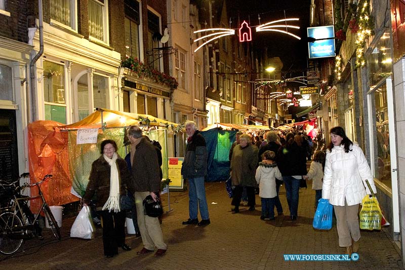04121825.jpg - FOTOOPDRACHT:Dordrecht:18-12-2004:de grootste kerstmarkt van nederland werd gehouden in Dordrecht vele duizende mensen kwamen een kijk je nemen de afgelopen 3 dagen en hun kerst inkopen te doen. foto drukte op de kerstmarkt spuistraatDeze digitale foto blijft eigendom van FOTOPERSBURO BUSINK. Wij hanteren de voorwaarden van het N.V.F. en N.V.J. Gebruik van deze foto impliceert dat u bekend bent  en akkoord gaat met deze voorwaarden bij publicatie.EB/ETIENNE BUSINK
