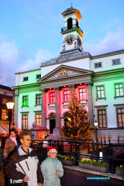 04121828.jpg - FOTOOPDRACHT:Dordrecht:18-12-2004:de grootste kerstmarkt van nederland werd gehouden in Dordrecht vele duizende mensen kwamen een kijk je nemen de afgelopen 3 dagen en hun kerst inkopen te doen. foto verlicht stadhuis.Deze digitale foto blijft eigendom van FOTOPERSBURO BUSINK. Wij hanteren de voorwaarden van het N.V.F. en N.V.J. Gebruik van deze foto impliceert dat u bekend bent  en akkoord gaat met deze voorwaarden bij publicatie.EB/ETIENNE BUSINK
