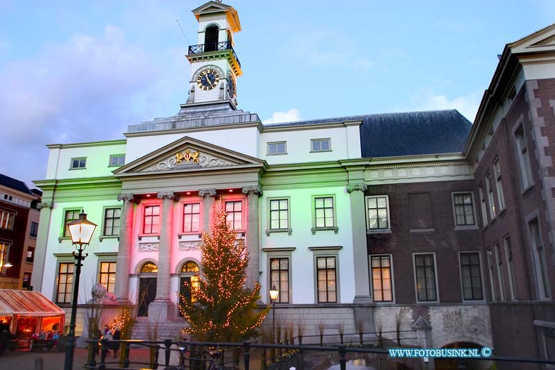 04121829.jpg - FOTOOPDRACHT:Dordrecht:18-12-2004:de grootste kerstmarkt van nederland werd gehouden in Dordrecht vele duizende mensen kwamen een kijk je nemen de afgelopen 3 dagen en hun kerst inkopen te doen. foto verlicht stadhuis.Deze digitale foto blijft eigendom van FOTOPERSBURO BUSINK. Wij hanteren de voorwaarden van het N.V.F. en N.V.J. Gebruik van deze foto impliceert dat u bekend bent  en akkoord gaat met deze voorwaarden bij publicatie.EB/ETIENNE BUSINK