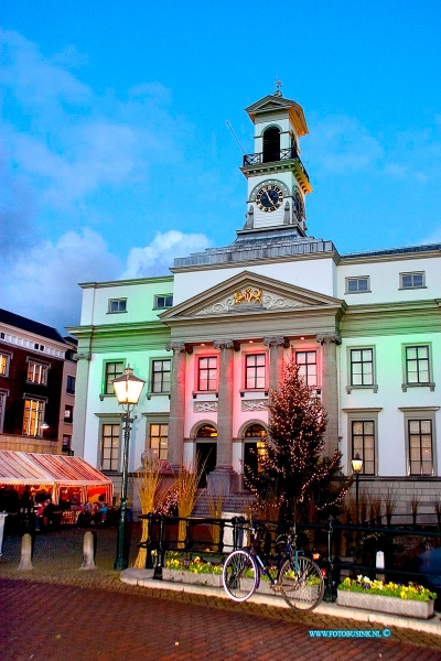 04121830.jpg - FOTOOPDRACHT:Dordrecht:18-12-2004:de grootste kerstmarkt van nederland werd gehouden in Dordrecht vele duizende mensen kwamen een kijk je nemen de afgelopen 3 dagen en hun kerst inkopen te doen. foto verlicht stadhuis.Deze digitale foto blijft eigendom van FOTOPERSBURO BUSINK. Wij hanteren de voorwaarden van het N.V.F. en N.V.J. Gebruik van deze foto impliceert dat u bekend bent  en akkoord gaat met deze voorwaarden bij publicatie.EB/ETIENNE BUSINK