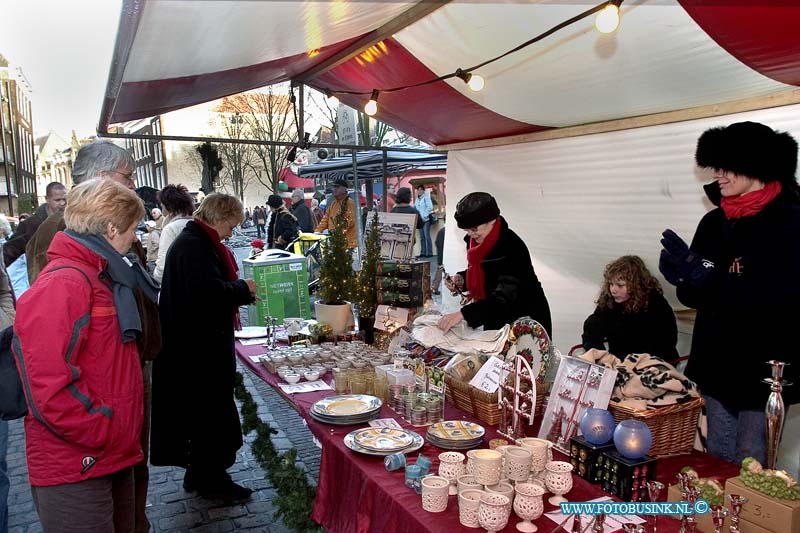 04121833.jpg - FOTOOPDRACHT:Dordrecht:18-12-2004:de grootste kerstmarkt van nederland werd gehouden in Dordrecht vele duizende mensen kwamen een kijk je nemen de afgelopen 3 dagen en hun kerst inkopen te doen. foto drukte op de kerstmarktDeze digitale foto blijft eigendom van FOTOPERSBURO BUSINK. Wij hanteren de voorwaarden van het N.V.F. en N.V.J. Gebruik van deze foto impliceert dat u bekend bent  en akkoord gaat met deze voorwaarden bij publicatie.EB/ETIENNE BUSINK