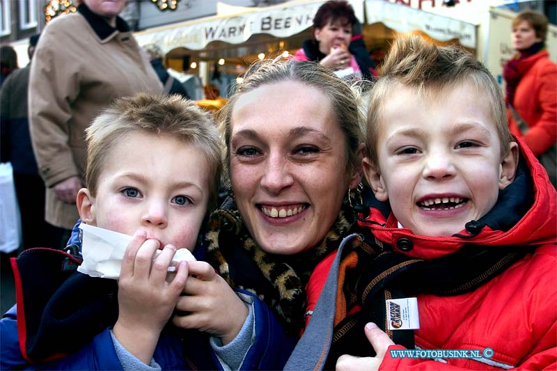 04121836.jpg - FOTOOPDRACHT:Dordrecht:18-12-2004:de grootste kerstmarkt van nederland werd gehouden in Dordrecht vele duizende mensen kwamen een kijk je nemen de afgelopen 3 dagen en hun kerst inkopen te doen. foto drukte kerstmarkt.Deze digitale foto blijft eigendom van FOTOPERSBURO BUSINK. Wij hanteren de voorwaarden van het N.V.F. en N.V.J. Gebruik van deze foto impliceert dat u bekend bent  en akkoord gaat met deze voorwaarden bij publicatie.EB/ETIENNE BUSINK