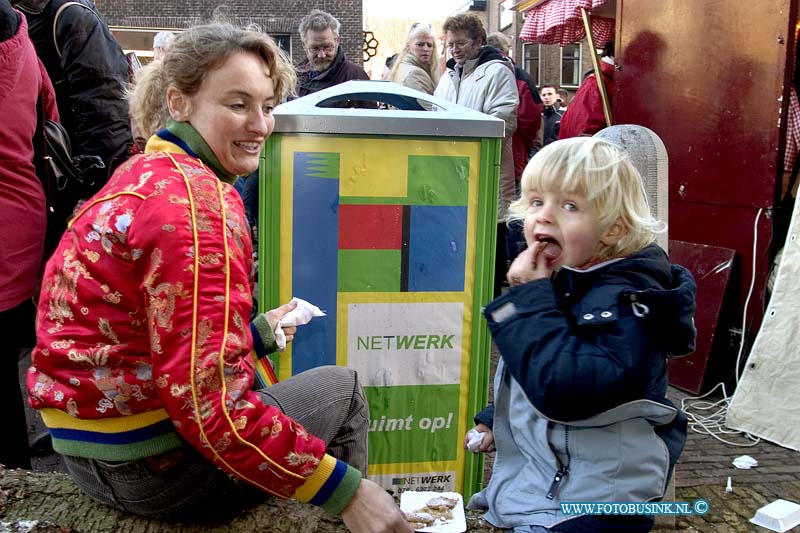 04121840.jpg - FOTOOPDRACHT:Dordrecht:18-12-2004:de grootste kerstmarkt van nederland werd gehouden in Dordrecht vele duizende mensen kwamen een kijk je nemen de afgelopen 3 dagen en hun kerst inkopen te doen. foto drukte op de kerstmarktDeze digitale foto blijft eigendom van FOTOPERSBURO BUSINK. Wij hanteren de voorwaarden van het N.V.F. en N.V.J. Gebruik van deze foto impliceert dat u bekend bent  en akkoord gaat met deze voorwaarden bij publicatie.EB/ETIENNE BUSINK
