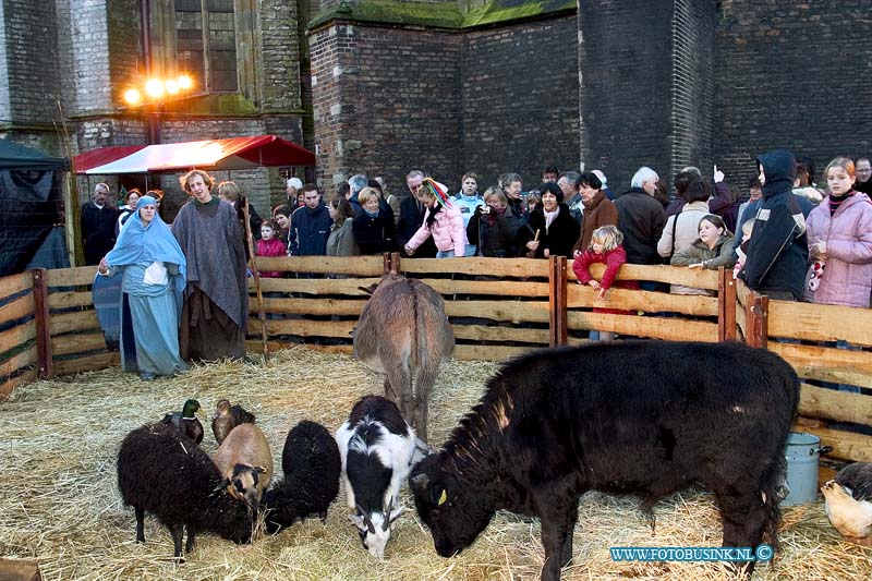04121843.jpg - FOTOOPDRACHT:Dordrecht:18-12-2004:de grootste kerstmarkt van nederland werd gehouden in Dordrecht vele duizende mensen kwamen een kijk je nemen de afgelopen 3 dagen en hun kerst inkopen te doen. foto de kerststal incl dierenDeze digitale foto blijft eigendom van FOTOPERSBURO BUSINK. Wij hanteren de voorwaarden van het N.V.F. en N.V.J. Gebruik van deze foto impliceert dat u bekend bent  en akkoord gaat met deze voorwaarden bij publicatie.EB/ETIENNE BUSINK