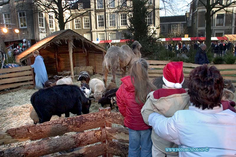 04121844.jpg - FOTOOPDRACHT:Dordrecht:18-12-2004:de grootste kerstmarkt van nederland werd gehouden in Dordrecht vele duizende mensen kwamen een kijk je nemen de afgelopen 3 dagen en hun kerst inkopen te doen. foto de kerststal incl dierenDeze digitale foto blijft eigendom van FOTOPERSBURO BUSINK. Wij hanteren de voorwaarden van het N.V.F. en N.V.J. Gebruik van deze foto impliceert dat u bekend bent  en akkoord gaat met deze voorwaarden bij publicatie.EB/ETIENNE BUSINK