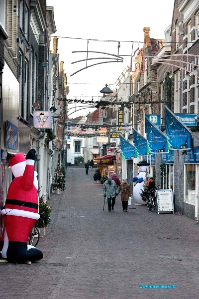 04122001.jpg - FOTOOPDRACHT:Dordrecht:20-12-2004:spuistraat versiert met kerst verlichting en atributenDeze digitale foto blijft eigendom van FOTOPERSBURO BUSINK. Wij hanteren de voorwaarden van het N.V.F. en N.V.J. Gebruik van deze foto impliceert dat u bekend bent  en akkoord gaat met deze voorwaarden bij publicatie.EB/ETIENNE BUSINK