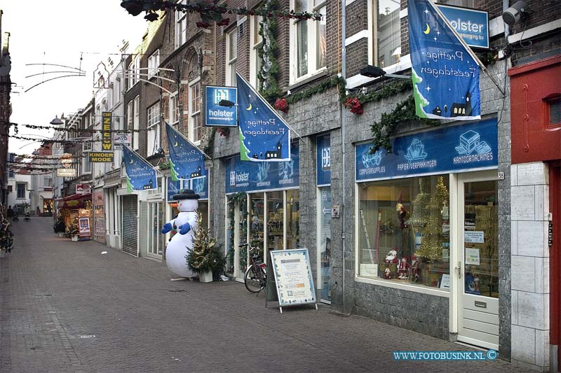 04122003.jpg - FOTOOPDRACHT:Dordrecht:20-12-2004:spuistraat versiert met kerst verlichting en atributenDeze digitale foto blijft eigendom van FOTOPERSBURO BUSINK. Wij hanteren de voorwaarden van het N.V.F. en N.V.J. Gebruik van deze foto impliceert dat u bekend bent  en akkoord gaat met deze voorwaarden bij publicatie.EB/ETIENNE BUSINK