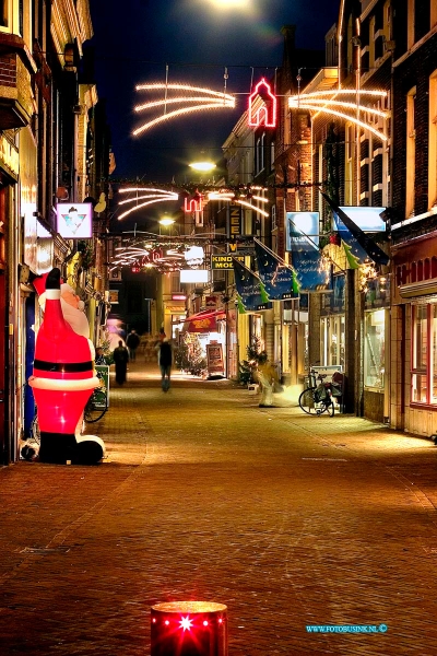 04122101.jpg - FOTOOPDRACHT:Dordrecht:21-12-2004:spuistraat versiert met kerst verlichting en atributen avondDeze digitale foto blijft eigendom van FOTOPERSBURO BUSINK. Wij hanteren de voorwaarden van het N.V.F. en N.V.J. Gebruik van deze foto impliceert dat u bekend bent  en akkoord gaat met deze voorwaarden bij publicatie.EB/ETIENNE BUSINK