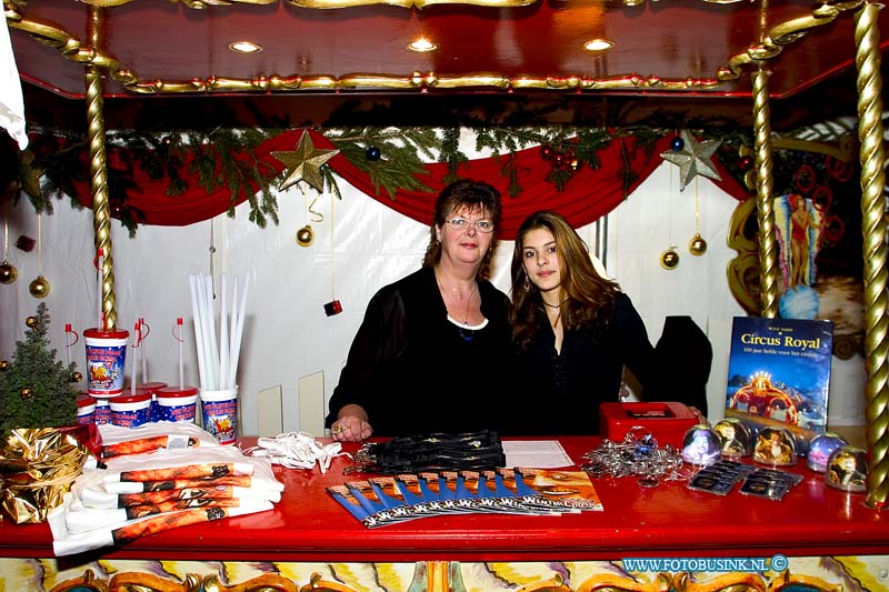 04122309.jpg - FOTOOPDRACHT:Dordrecht:23-12-2004:Première van cricus royal 2004 maassstraat evenementen terreinDeze digitale foto blijft eigendom van FOTOPERSBURO BUSINK. Wij hanteren de voorwaarden van het N.V.F. en N.V.J. Gebruik van deze foto impliceert dat u bekend bent  en akkoord gaat met deze voorwaarden bij publicatie.EB/ETIENNE BUSINK
