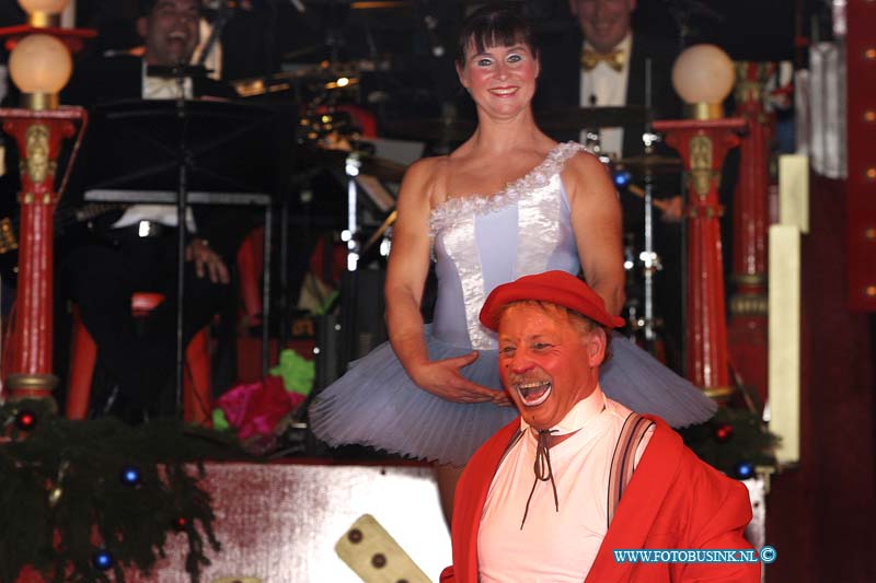 04122324.jpg - FOTOOPDRACHT:Dordrecht:23-12-2004:Première van cricus royal 2004 maassstraat evenementen terreinDeze digitale foto blijft eigendom van FOTOPERSBURO BUSINK. Wij hanteren de voorwaarden van het N.V.F. en N.V.J. Gebruik van deze foto impliceert dat u bekend bent  en akkoord gaat met deze voorwaarden bij publicatie.EB/ETIENNE BUSINK
