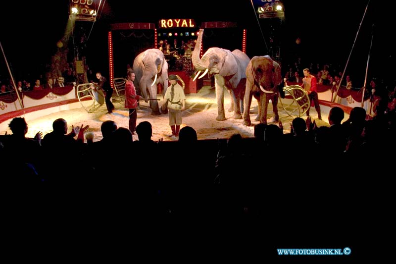 04122340.jpg - FOTOOPDRACHT:Dordrecht:23-12-2004:Première van cricus royal 2004 maassstraat evenementen terreinDeze digitale foto blijft eigendom van FOTOPERSBURO BUSINK. Wij hanteren de voorwaarden van het N.V.F. en N.V.J. Gebruik van deze foto impliceert dat u bekend bent  en akkoord gaat met deze voorwaarden bij publicatie.EB/ETIENNE BUSINK