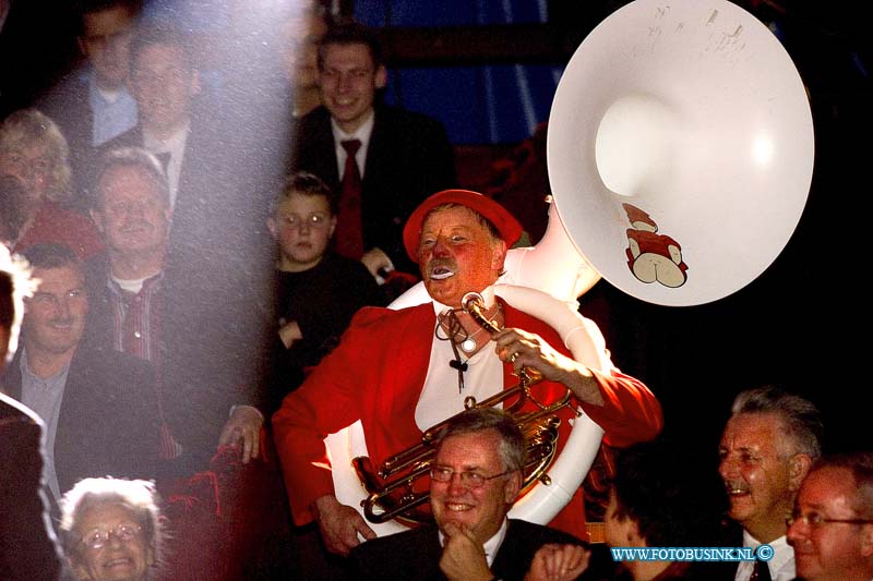 04122342.jpg - FOTOOPDRACHT:Dordrecht:23-12-2004:Première van cricus royal 2004 maassstraat evenementen terreinDeze digitale foto blijft eigendom van FOTOPERSBURO BUSINK. Wij hanteren de voorwaarden van het N.V.F. en N.V.J. Gebruik van deze foto impliceert dat u bekend bent  en akkoord gaat met deze voorwaarden bij publicatie.EB/ETIENNE BUSINK