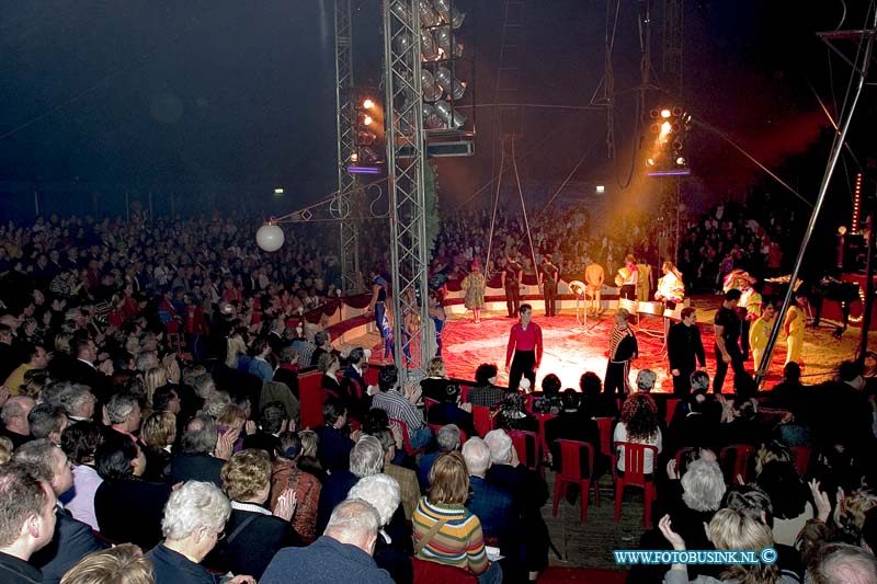 04122356.jpg - FOTOOPDRACHT:Dordrecht:23-12-2004:Première van cricus royal 2004 maassstraat evenementen terreinDeze digitale foto blijft eigendom van FOTOPERSBURO BUSINK. Wij hanteren de voorwaarden van het N.V.F. en N.V.J. Gebruik van deze foto impliceert dat u bekend bent  en akkoord gaat met deze voorwaarden bij publicatie.EB/ETIENNE BUSINK
