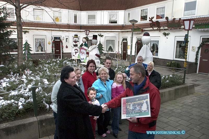 04122401.jpg - FOTOOPDRACHT:Dordrecht:24-12-2004:Dordrecht  Wethouder Kamsteeg bezoekt vrijdag om 11.00 uur de actieve bewoners van de J.J.A. Gouverneurstraat (nummer 66) om hun te feliciteren met het winnen van de Eneco Stralend 2005Deze digitale foto blijft eigendom van FOTOPERSBURO BUSINK. Wij hanteren de voorwaarden van het N.V.F. en N.V.J. Gebruik van deze foto impliceert dat u bekend bent  en akkoord gaat met deze voorwaarden bij publicatie.EB/ETIENNE BUSINK
