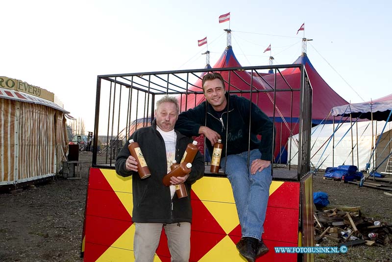 05120811.jpg - FOTOOPDRACHT:Dordrecht:08-12-2005:circus royal in opbouw in dordrechtDeze digitale foto blijft eigendom van FOTOPERSBURO BUSINK. Wij hanteren de voorwaarden van het N.V.F. en N.V.J. Gebruik van deze foto impliceert dat u bekend bent  en akkoord gaat met deze voorwaarden bij publicatie.EB/ETIENNE BUSINK