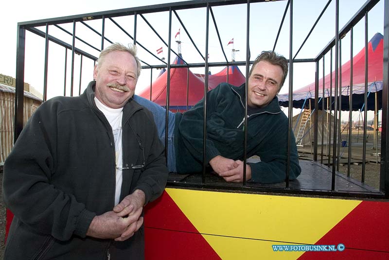 05120812.jpg - FOTOOPDRACHT:Dordrecht:08-12-2005:circus royal in opbouw in dordrechtDeze digitale foto blijft eigendom van FOTOPERSBURO BUSINK. Wij hanteren de voorwaarden van het N.V.F. en N.V.J. Gebruik van deze foto impliceert dat u bekend bent  en akkoord gaat met deze voorwaarden bij publicatie.EB/ETIENNE BUSINK