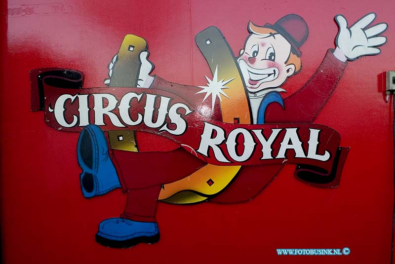 05120815.jpg - FOTOOPDRACHT:Dordrecht:08-12-2005:circus royal in opbouw in dordrechtDeze digitale foto blijft eigendom van FOTOPERSBURO BUSINK. Wij hanteren de voorwaarden van het N.V.F. en N.V.J. Gebruik van deze foto impliceert dat u bekend bent  en akkoord gaat met deze voorwaarden bij publicatie.EB/ETIENNE BUSINK