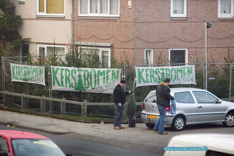 05121004.jpg - FOTOOPDRACHT:Dordrecht:10-12-2005:kerstbomen verkoop punt in dordrecht zuidendijk-loius apollostraatDeze digitale foto blijft eigendom van FOTOPERSBURO BUSINK. Wij hanteren de voorwaarden van het N.V.F. en N.V.J. Gebruik van deze foto impliceert dat u bekend bent  en akkoord gaat met deze voorwaarden bij publicatie.EB/ETIENNE BUSINK