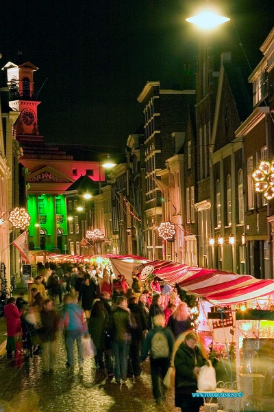 05121613.jpg - FOTOOPDRACHT:Dordrecht:16-12-2005:De Dordtse kerstmarkt is weer begonnenDeze digitale foto blijft eigendom van FOTOPERSBURO BUSINK. Wij hanteren de voorwaarden van het N.V.F. en N.V.J. Gebruik van deze foto impliceert dat u bekend bent  en akkoord gaat met deze voorwaarden bij publicatie.EB/ETIENNE BUSINK