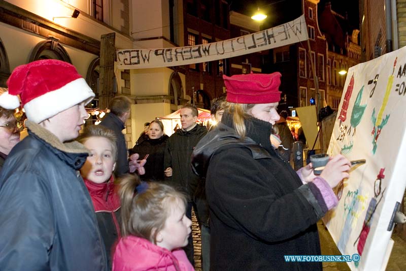 05121614.jpg - FOTOOPDRACHT:Dordrecht:16-12-2005:De Dordtse kerstmarkt is weer begonnenDeze digitale foto blijft eigendom van FOTOPERSBURO BUSINK. Wij hanteren de voorwaarden van het N.V.F. en N.V.J. Gebruik van deze foto impliceert dat u bekend bent  en akkoord gaat met deze voorwaarden bij publicatie.EB/ETIENNE BUSINK