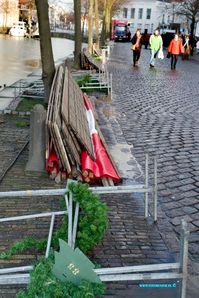 05121701.jpg - FOTOOPDRACHT:Dordrecht:17-12-2005:De Dordtse kerstmarkt aan de kopse kant van de markt werden geplande kramen nooit opgebouwdDeze digitale foto blijft eigendom van FOTOPERSBURO BUSINK. Wij hanteren de voorwaarden van het N.V.F. en N.V.J. Gebruik van deze foto impliceert dat u bekend bent  en akkoord gaat met deze voorwaarden bij publicatie.EB/ETIENNE BUSINK