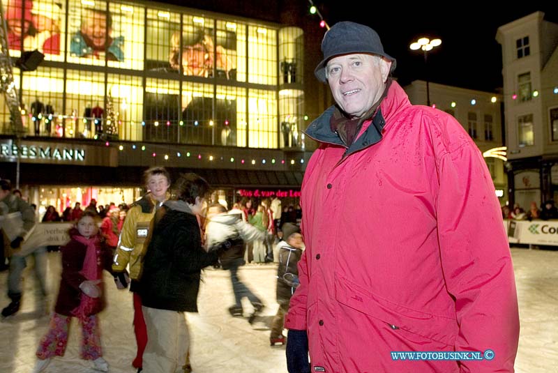 05121702.jpg - FOTOOPDRACHT:Dordrecht:17-12-2005:De Dordtse kerstmarkt de man van de ijsbaanDeze digitale foto blijft eigendom van FOTOPERSBURO BUSINK. Wij hanteren de voorwaarden van het N.V.F. en N.V.J. Gebruik van deze foto impliceert dat u bekend bent  en akkoord gaat met deze voorwaarden bij publicatie.EB/ETIENNE BUSINK