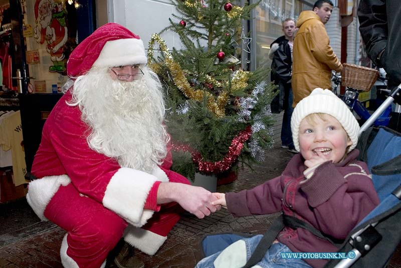 05121707.jpg - FOTOOPDRACHT:Dordrecht:17-12-2005:De Dordtse kerstmarkt ook de kerstman was aanwezigDeze digitale foto blijft eigendom van FOTOPERSBURO BUSINK. Wij hanteren de voorwaarden van het N.V.F. en N.V.J. Gebruik van deze foto impliceert dat u bekend bent  en akkoord gaat met deze voorwaarden bij publicatie.EB/ETIENNE BUSINK