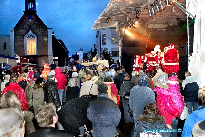 05121708.jpg - FOTOOPDRACHT:Dordrecht:17-12-2005:De Dordtse kerstmarkt Deze digitale foto blijft eigendom van FOTOPERSBURO BUSINK. Wij hanteren de voorwaarden van het N.V.F. en N.V.J. Gebruik van deze foto impliceert dat u bekend bent  en akkoord gaat met deze voorwaarden bij publicatie.EB/ETIENNE BUSINK